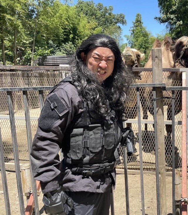 ドラマ「VIVANT」のチンギスに扮するレイザーラモンRG。