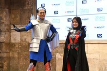 ポーズを決めるレインボー池田と井上咲楽。