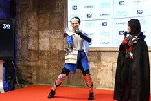 衣装の動きやすさをアピールするレインボー池田。