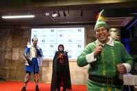 「妖精～妖精～♪」と歌うレインボー・ジャンボたかお。