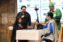 「マジック」で対戦する井上咲楽とレインボー池田。