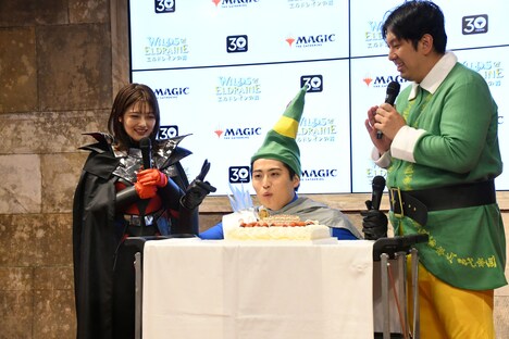 ろうそくの火を吹き消すレインボー池田。