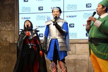 通っている眉毛サロンが同じということで大いに盛り上がる井上咲楽（左）とレインボー池田（中央）。