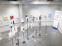 「第17回ROOTOTEチャリティーイベント」展覧会の様子。