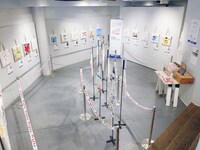 「第17回ROOTOTEチャリティーイベント」展覧会の様子。