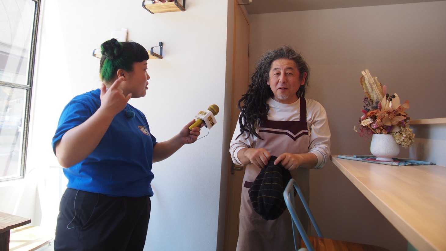おかずクラブ・オカリナによるロケの様子。