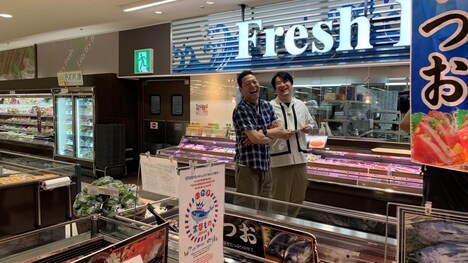 スーパーの鮮魚コーナーで笑う東野幸治と佐久間宣行。(c)福島中央テレビ