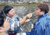 ロングコートダディとマユリカの「浴衣で京都プチ散歩」のワンシーン。