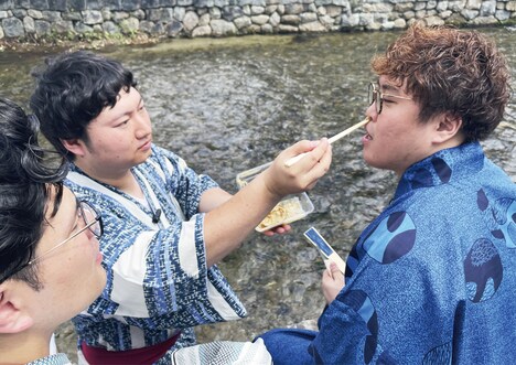 ロングコートダディとマユリカの「浴衣で京都プチ散歩」のワンシーン。