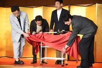 バットが運ばれてきた台がチープだったことをイジる一同。