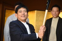 “ホームラン祈願バット”で構える博多華丸。