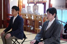 花園神社でイベントの成功を祈願する博多華丸・大吉。(c)吉本興業