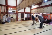 花園神社でイベントの成功を祈願する博多華丸・大吉。(c)吉本興業