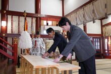 花園神社でイベントの成功を祈願する博多華丸・大吉。(c)吉本興業