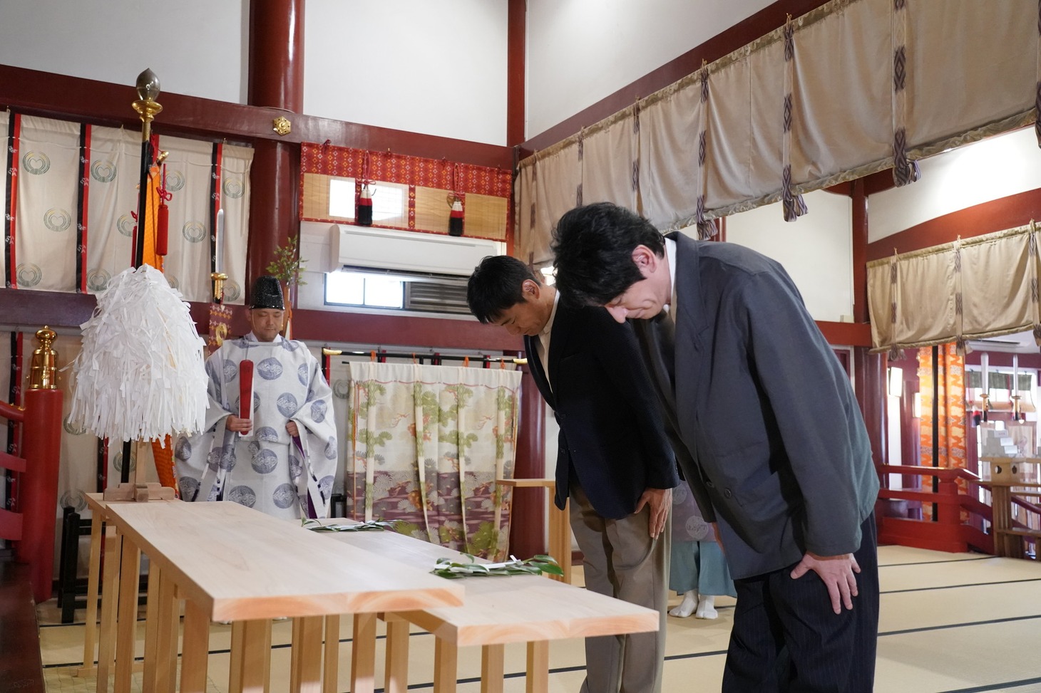 花園神社でイベントの成功を祈願する博多華丸・大吉。(c)吉本興業