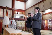 花園神社でイベントの成功を祈願する博多華丸・大吉。(c)吉本興業
