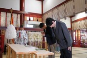 花園神社でイベントの成功を祈願する博多華丸・大吉。(c)吉本興業