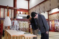 花園神社でイベントの成功を祈願する博多華丸・大吉。(c)吉本興業