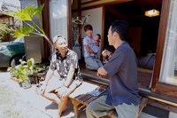 4年前に滋賀県から移住してきた一家を訪ねる東野幸治。(c)ABC