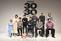 「Forbes JAPAN 30 UNDER 30 2023」受賞者発表セレモニーに出席したダウ90000蓮見（前列左から2人目）ら。