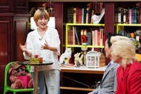 逸話を披露するラランド・サーヤ。(c)テレビ東京