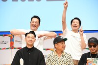 藤崎マーケット。ライのポーズの田崎（左）とビキビキビッキーズのポーズのトキ（右）。