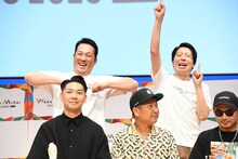 藤崎マーケット。ライのポーズの田崎（左）とビキビキビッキーズのポーズのトキ（右）。