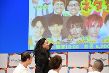 ポスターの中に「VIVANT」の乃木を見つけるチンギス（レイザーラモンRG）。