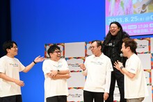 ドラマ「VIVANT」ボケをすべて拾ってくれるミキ昴生（左から2人目）。