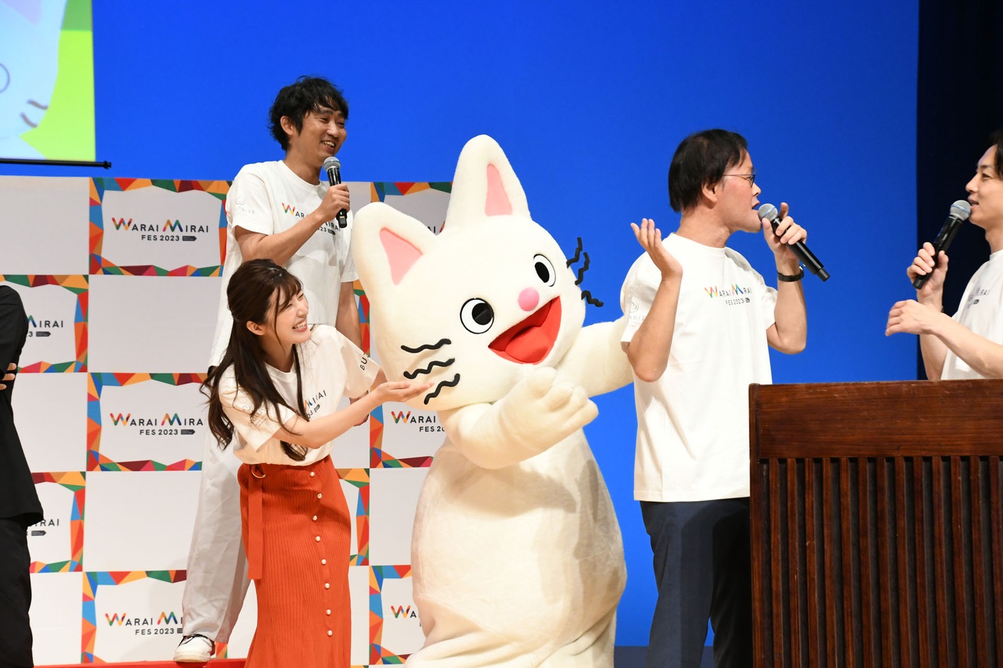 ノンタンにハイタッチを無視されたとしょげるアインシュタイン稲田。