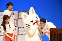 ノンタンから耳打ちされるアインシュタイン稲田。