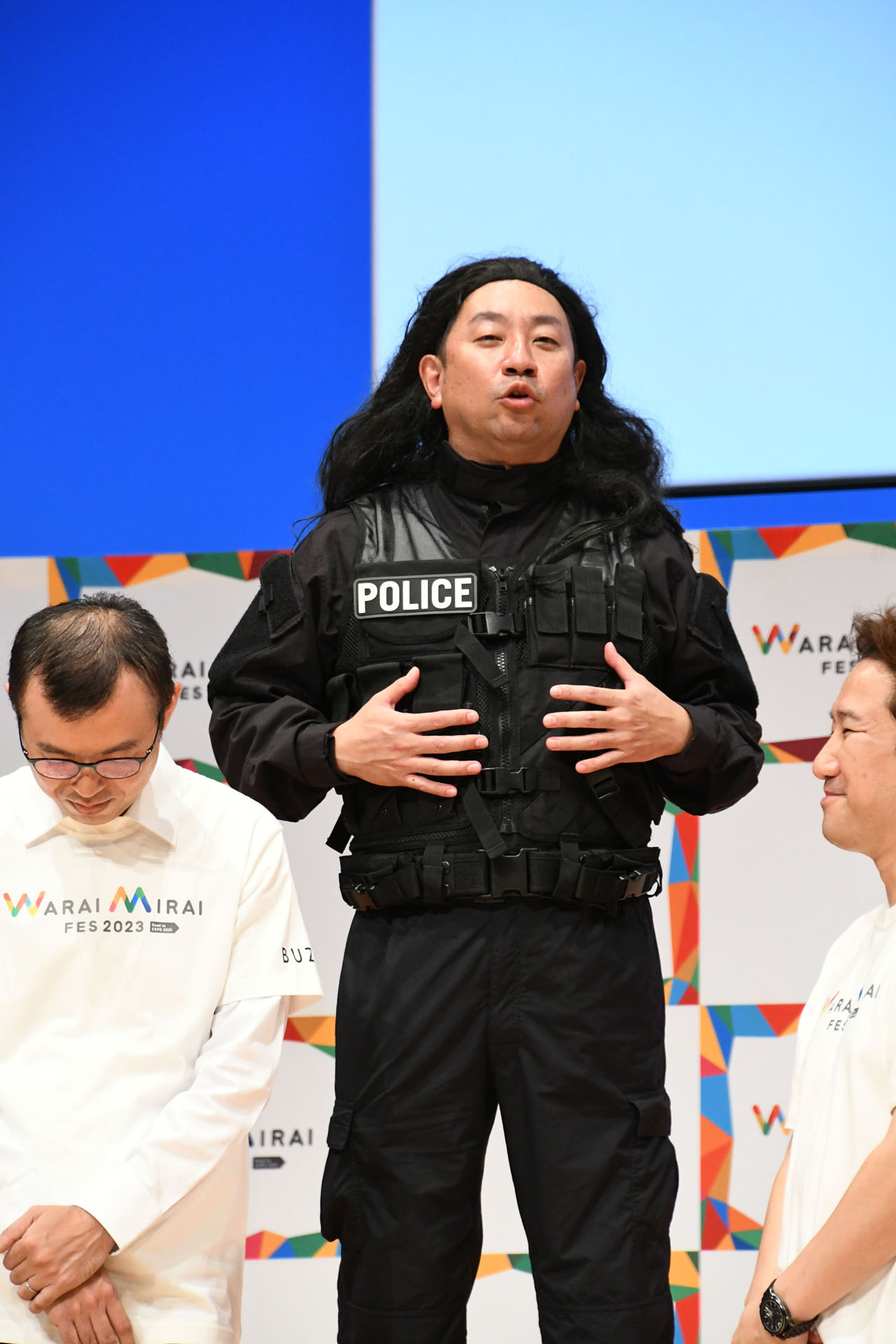 チンギスモノマネのこだわりは、「POLICE」のロゴ。ちなみに着脱可能。