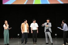 トークする男性ブランコと佐久間一行。