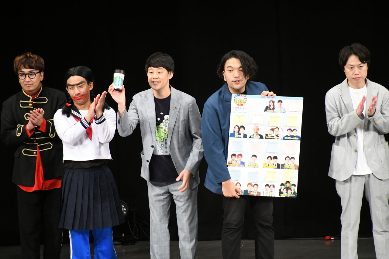 佐久間一行が描いたタンブラーが一部観客にプレバトされた。