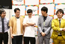 「うーん」と考える男性ブランコ平井（左から3人目）。
