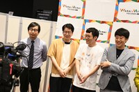 囲み取材の様子。