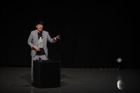 佐久間一行（写真提供：吉本興業）