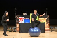 ネタを披露するハイキングウォーキング。