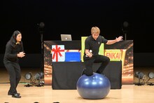 ネタを披露するハイキングウォーキング。