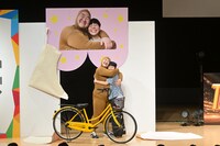 ネタを披露するヨネダ2000。