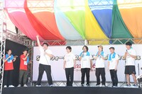 元気のいいマヂカルラブリー村上（左から3人目）。