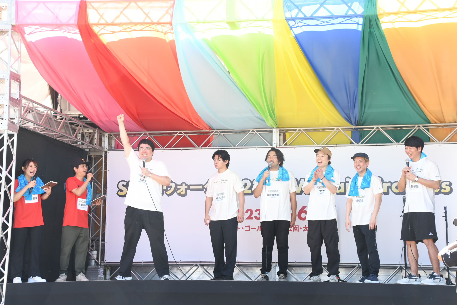 元気のいいマヂカルラブリー村上（左から3人目）。