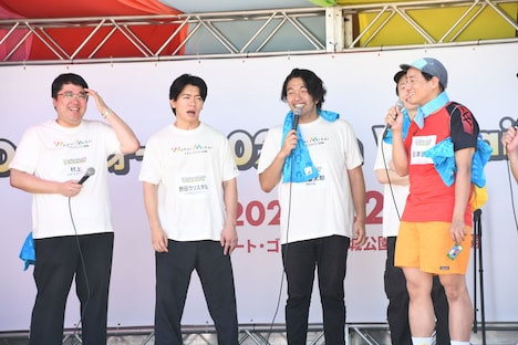 「SDGsウォーク」の開会式で、マヂカルラブリー・野田クリスタルに「がんばれー」と応援されてしまう田津原理音（右）。