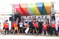 体操のやり方が分からず常に後ろを振り返って確認している一同。