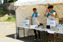 給水ポイントではニューヨークが応援。