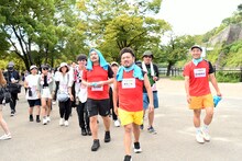 給水ポイントのニューヨークを見つけて「楽（らく）組が！」と文句をつける鬼越トマホーク。