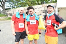残りあと3.7kmと聞いたときの鬼越トマホークと田津原理音（右）。
