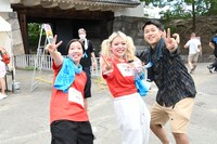 バスツアーの一環で「SDGsウォーク」に参加していたダブルヒガシ東（右）を見つけて喜ぶエルフの2人。