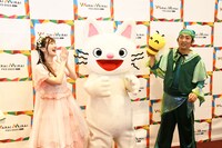 囲み取材の様子。