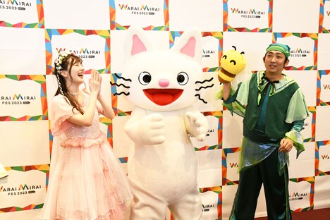 囲み取材の様子。